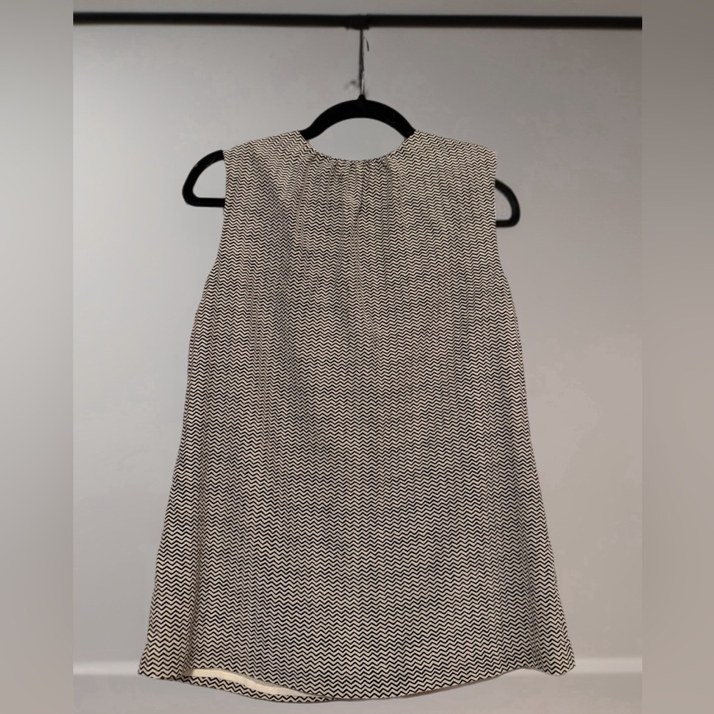 Tory Burch sleeveless blouse in a black and white micro-chevron print. - Picture 4 of 4